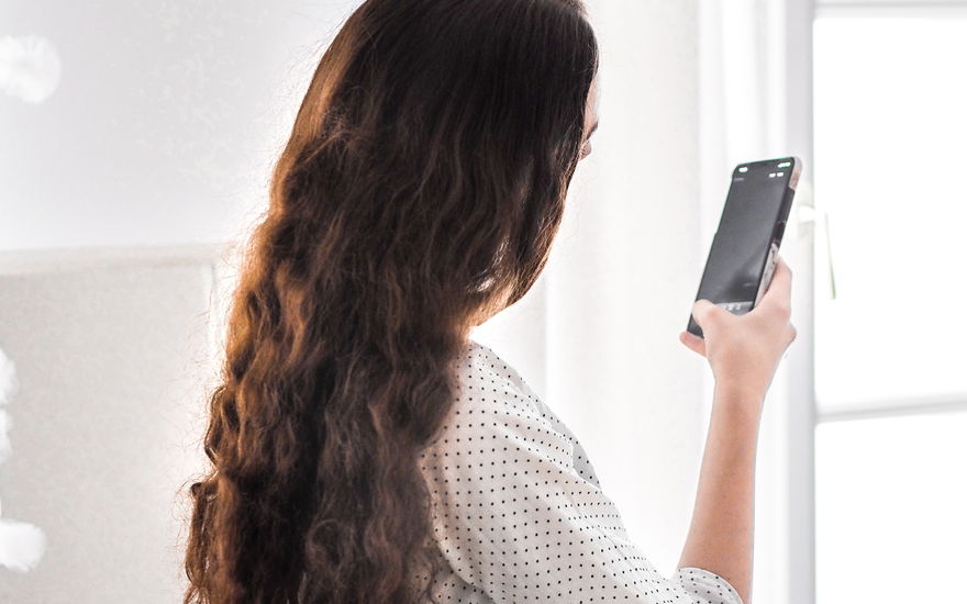 Eine Frau filmt mit ihrem Handy
