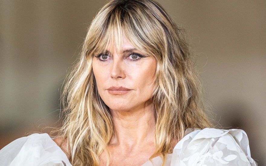 Heidi Klum im weißen Kleid, ernster Blick
