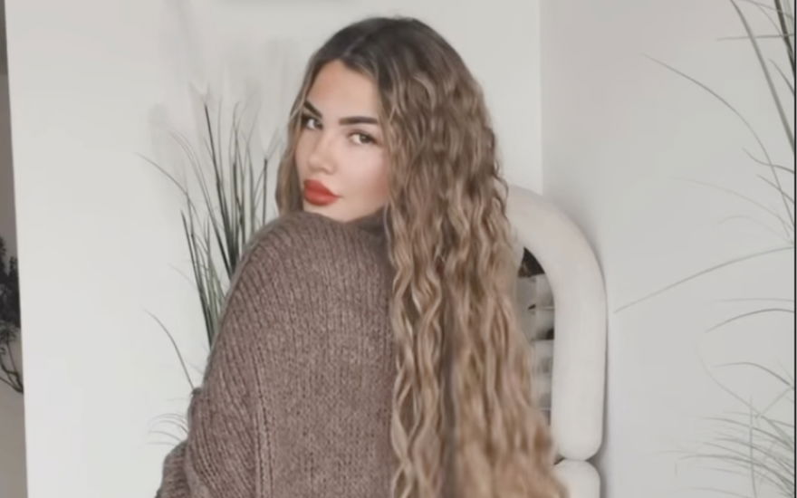 Kim Virginia Schulterpose