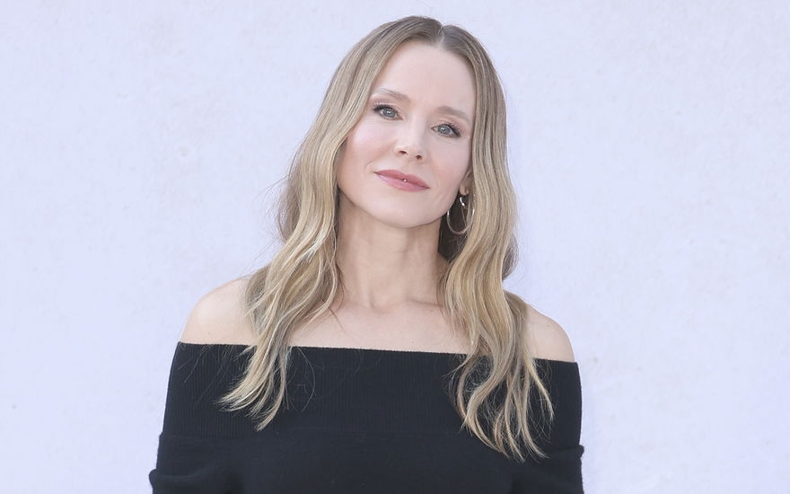 Kristen Bell vor fliederfarbenener Wand
