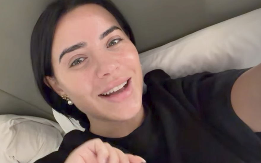 Leyla Heiter lächelt im Bett