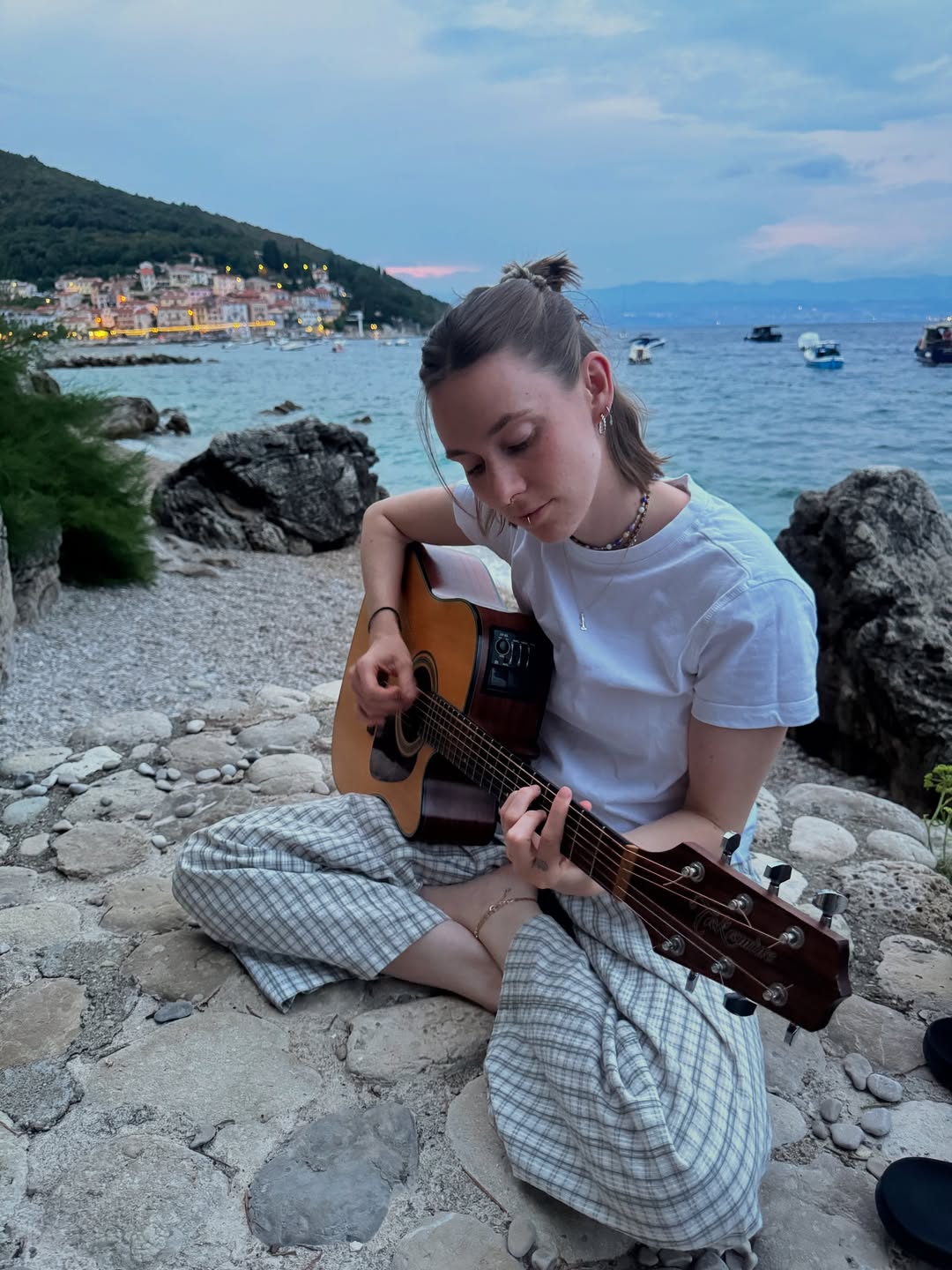Malou Lovis spielt Gitarre
