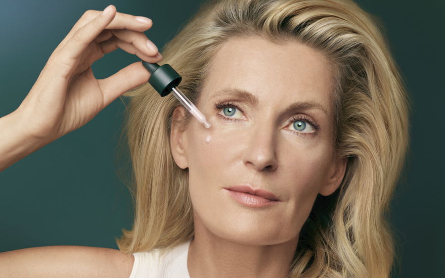 Maria Furtwängler trägt Serum auf
