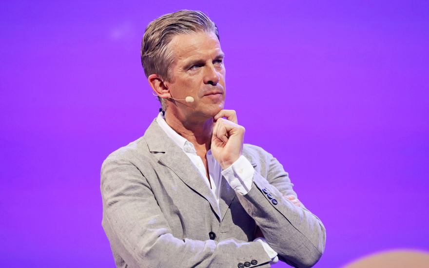 Markus Lanz mit Hand am Kinn