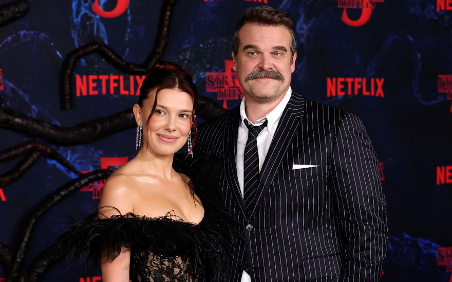 Millie Bobby Brown Arm in Arm mit David Harbour