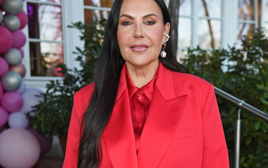 Natascha Ochsenknecht lächelt