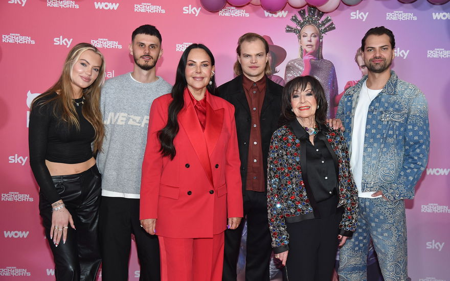 Natascha Ochsenknechts mit ihren drei Kindern Cheyenne, Wilson und Jimi und dem Rest ihrer Familie