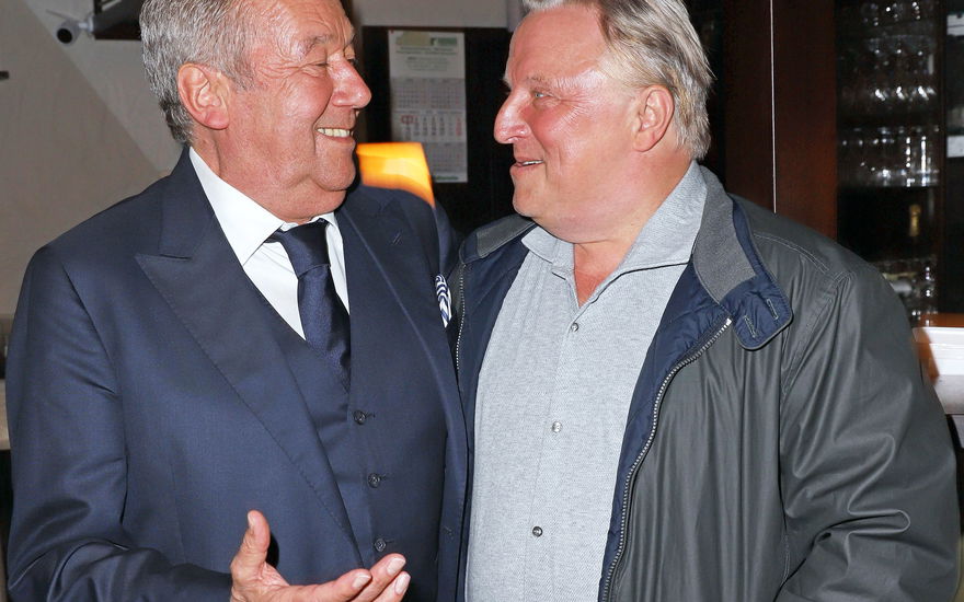 Roland Kaiser und Axel Prahl schauen sich an und lachen