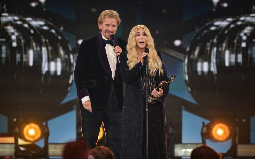 Thomas Gottschalk und Cher gemeinsam auf der Bühne beim Bambi 2025