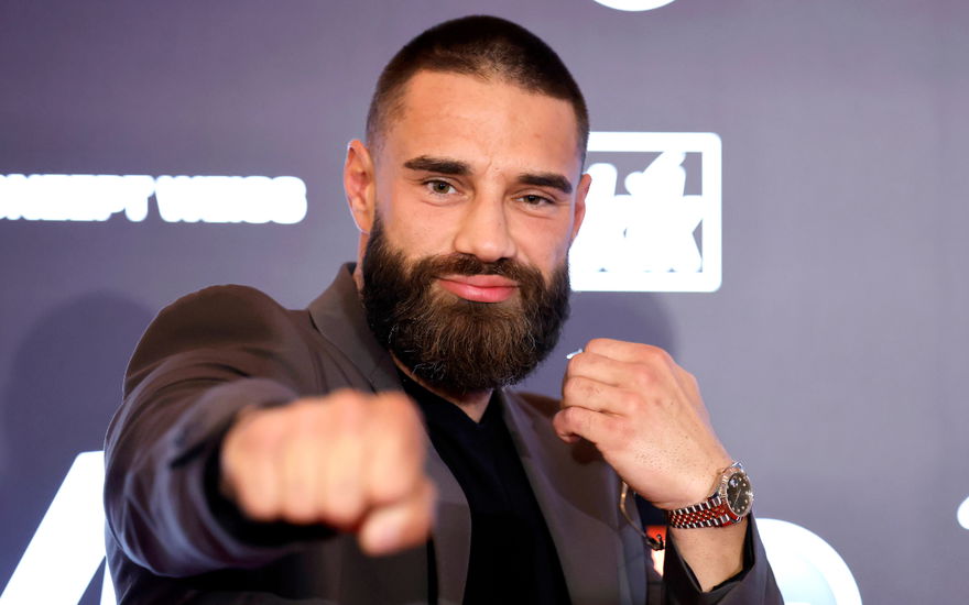 Aleks Petrovic tut als würde er boxen