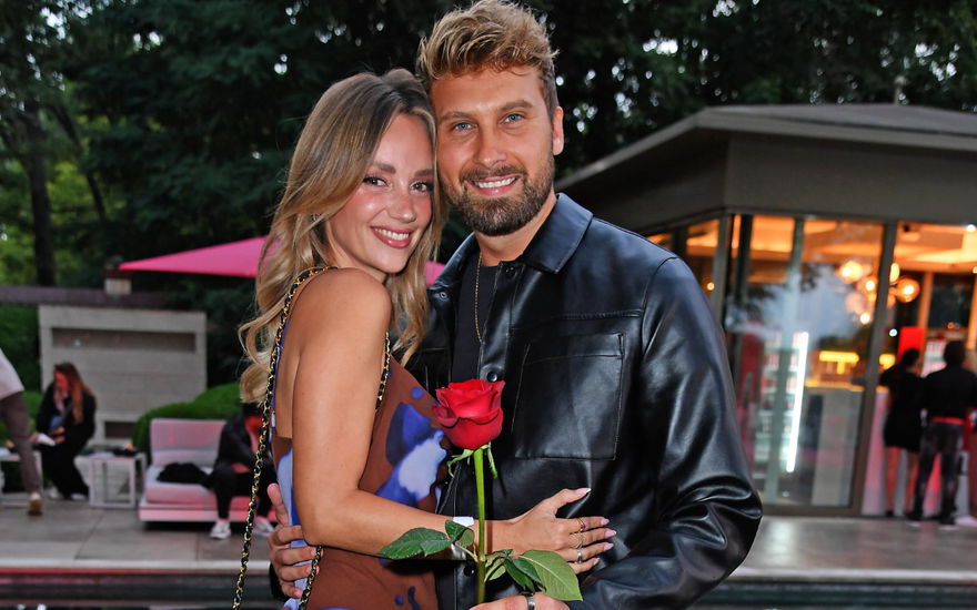 Anna Rossow und Dominik Stuckmann kuscheln