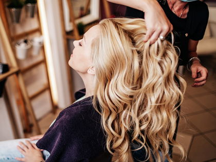 Laut Promi-Friseurin: Mit diesen Tricks strahlt blondes Haar auch im Winter