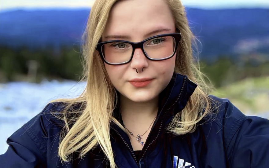 Calantha Wollny macht ein Selfie mit Brille in der Natur