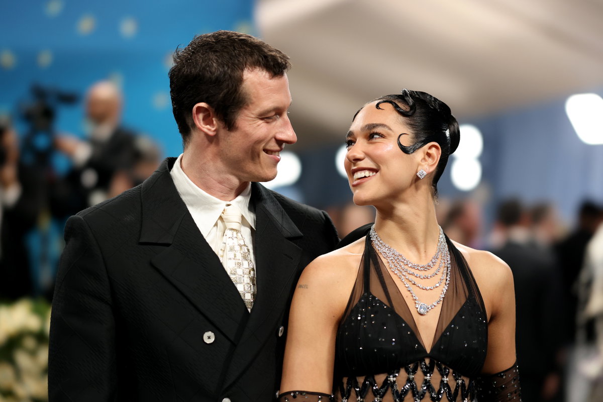 Dua Lipa und Callum Turner strahlen sich an