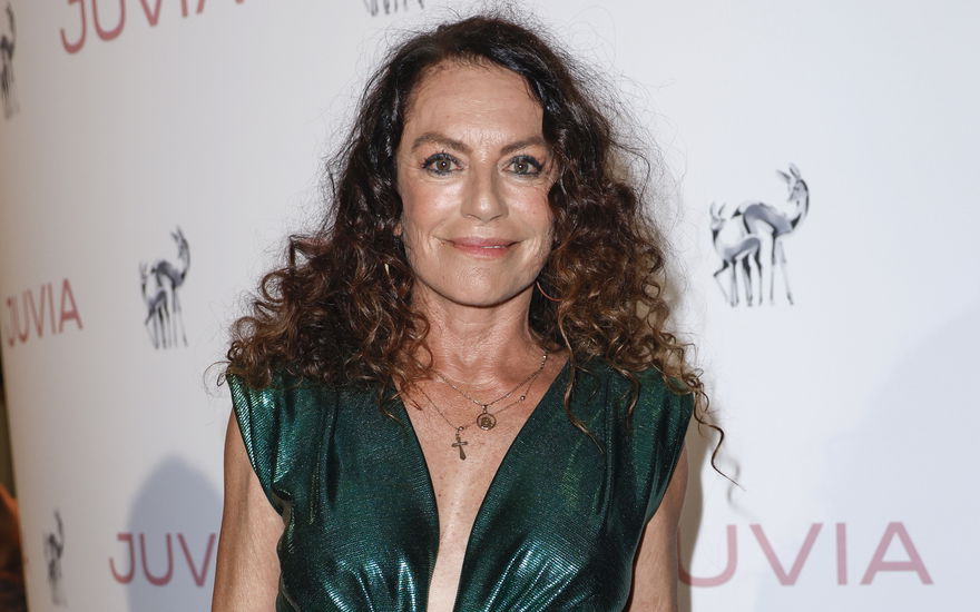 Christine Neubauer in einem grünen Kleid, lächelt