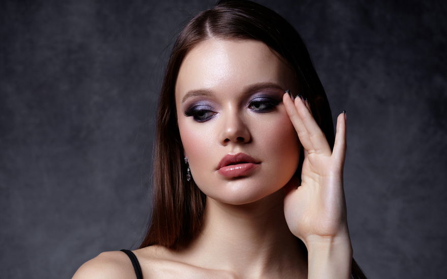 Junge Frau starkes Augen-make-up