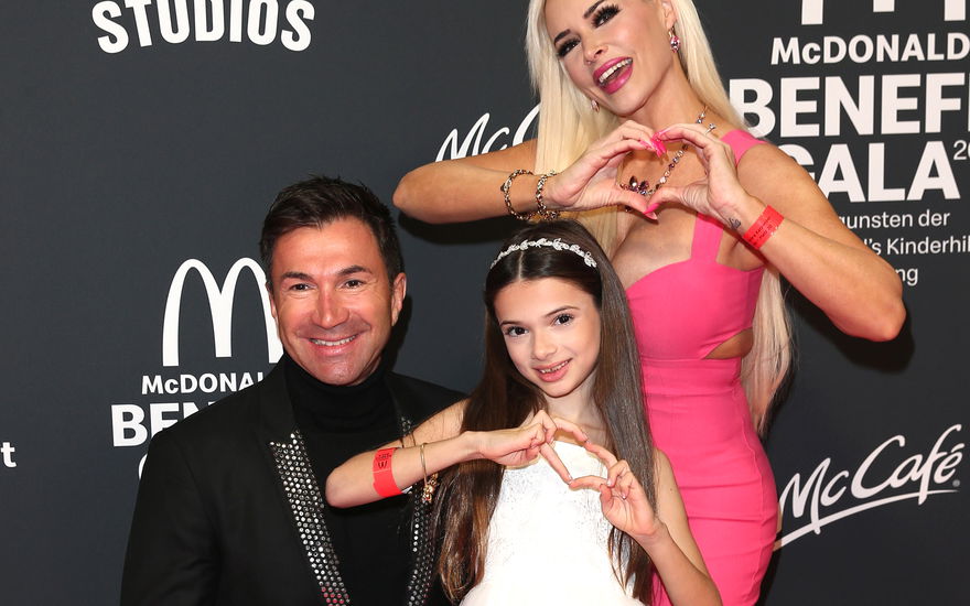 Daniela Katzenberger und Lucas Cordalis mit Tochter Sophia auf dem Red Carpet