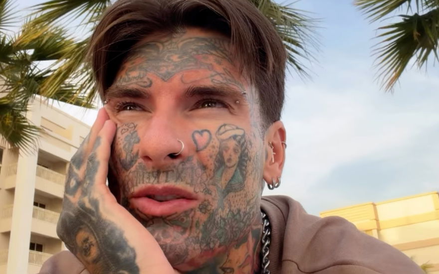 Nikola Glumac hält Hand ans Gesicht