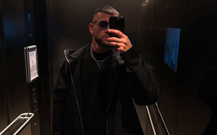 Serkan Yavuz ganz dunkel Kleidet macht foto im fahrstuhl