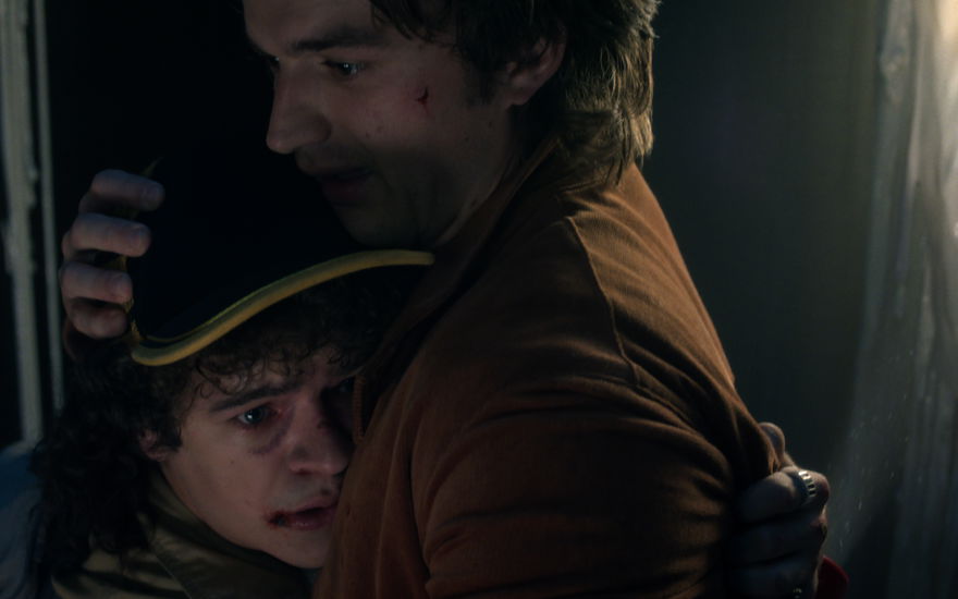 Steve nimmt Dustin bei "Stranger Things" 5 in den Arm