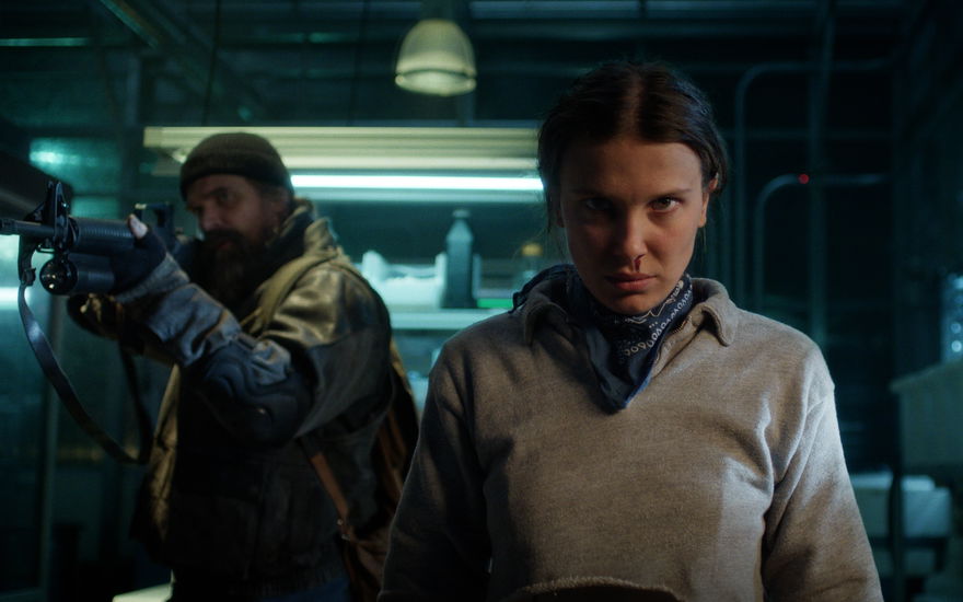 Elfi bei "Stranger Things" mit Nasenbluten, Jim Hopper hinter ihr