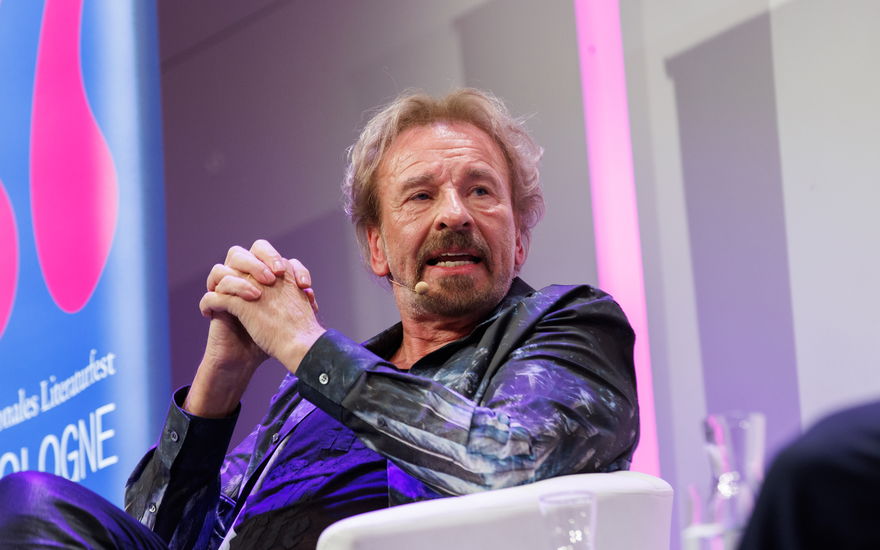 Thomas Gottschalk faltet die Hände zusammen