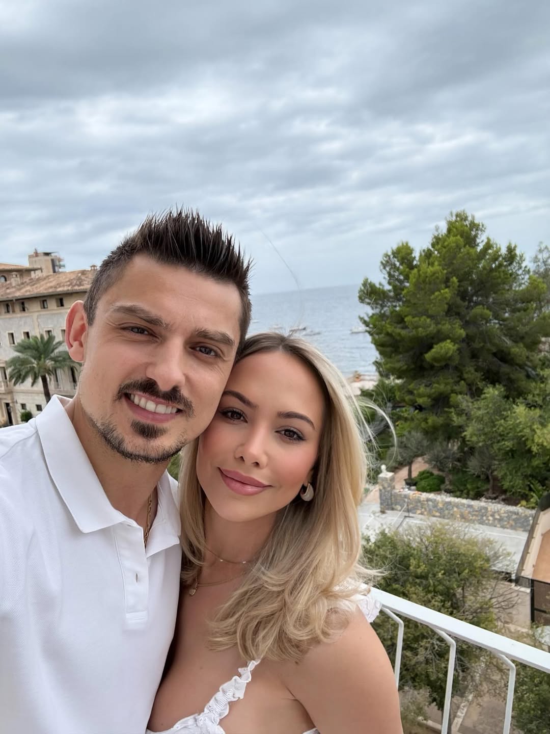 Zsolt Sándor Cseke und Partnerin Anna-Lena Selfie am Meer