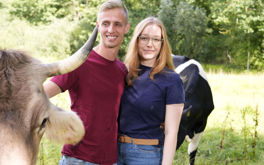 Pauline und Christopher vor Kühen