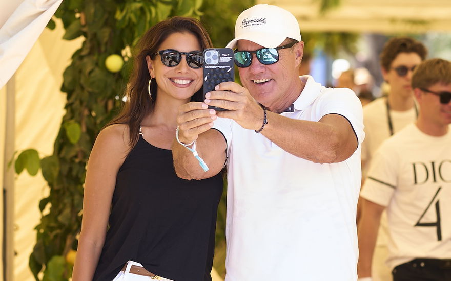 Dieter Bohlen und Carina machen Selfie