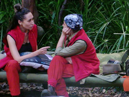 Dschungelcamp: Eva Benetatou startet Aussprache mit Samira Yavuz - Fans glauben an Berechnung