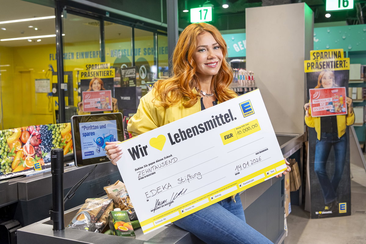 Palina Rojinski sammelte an einer EDEKA-Kasse Spenden