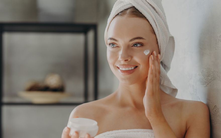 Frau mit Anti-Aging-Fluid