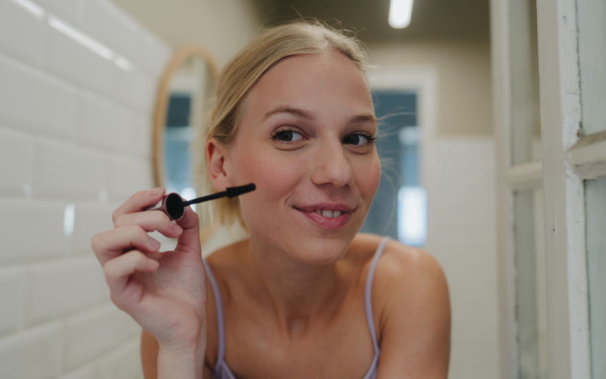 Blondine tuscht Wimpern