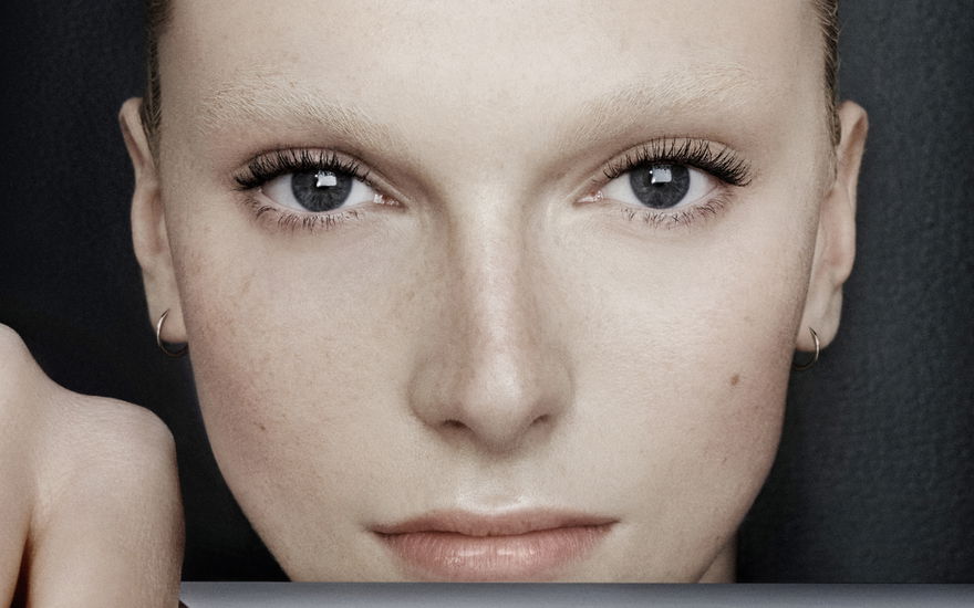 Frau mit dichten Wimpern
