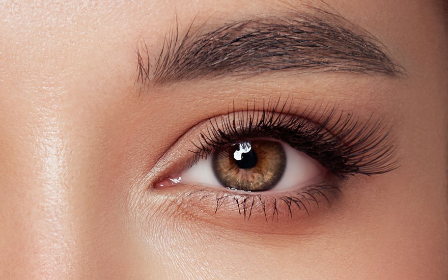 Frau mit langen dichten Wimpern