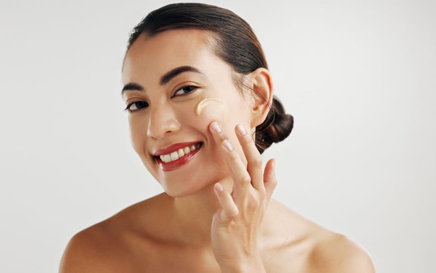 Frau trägt Make-up auf