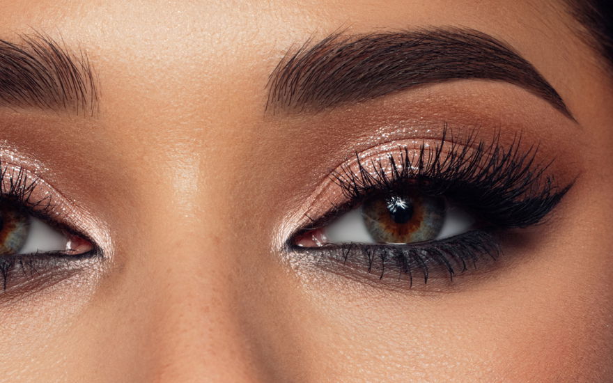 Frau mit langen und dichten Wimpern