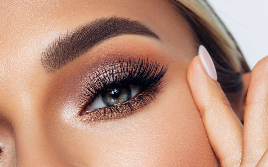 Frau mit perfekten Wimpern