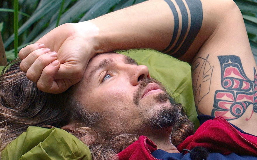 Gil Ofarim traurig in Hängematte
