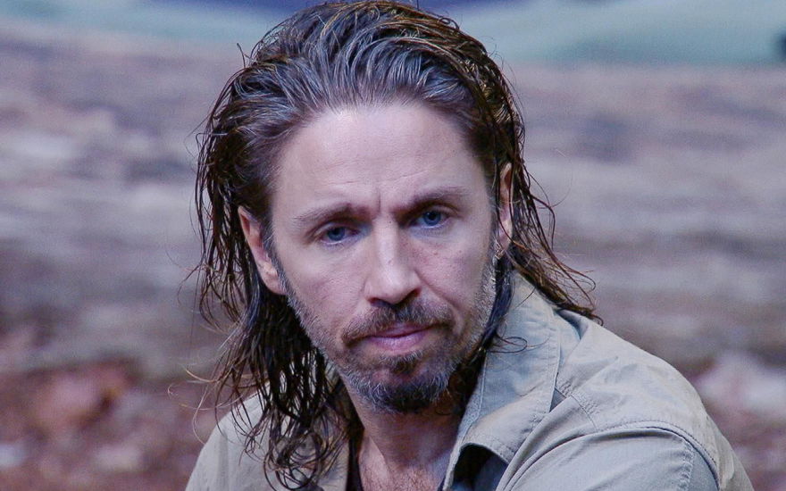 Gil Ofarim mit gewaschenen Haaren im Dschungel