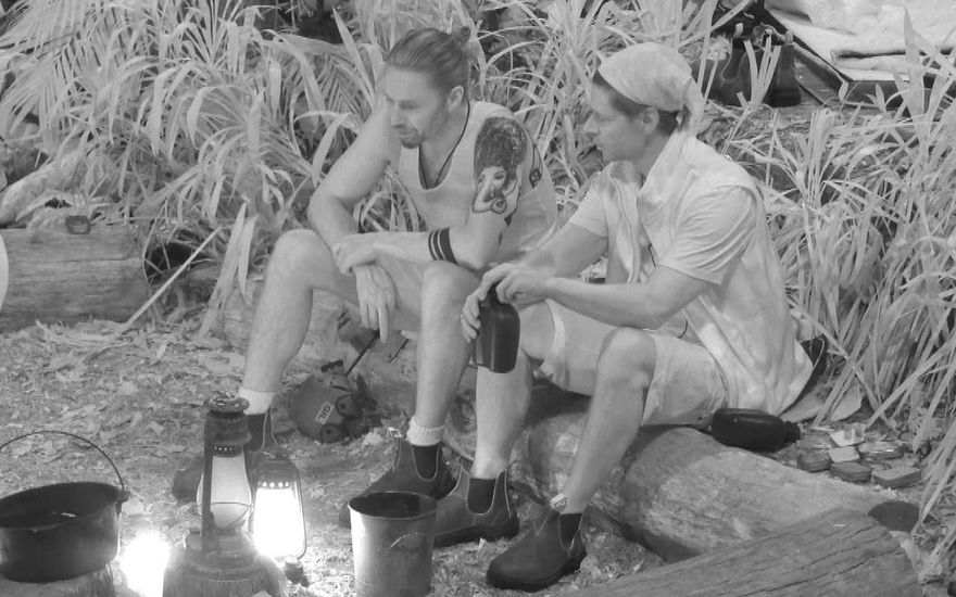 Gil Ofarim spricht mit Stephen Dürr im Dschungel