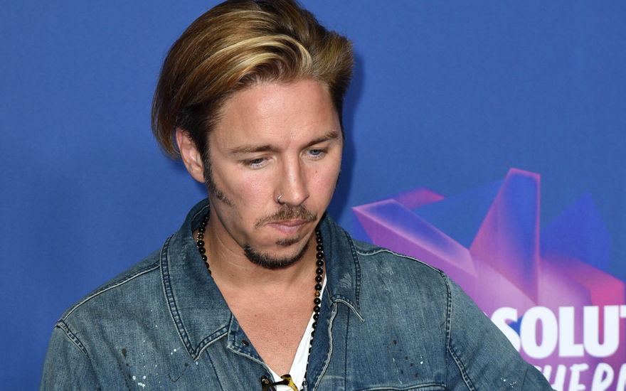 Gil Ofarim schaut nachdenklich nach unten