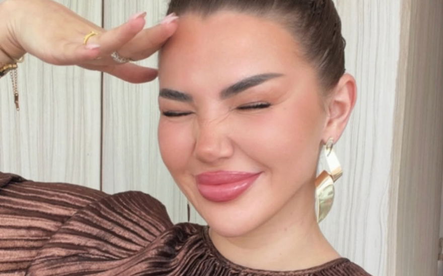 Kim Virginia Hartung Augen zu, Hand am Kopf
