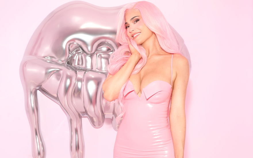 Kylie Jenner lächelt mit rosa Haaren
