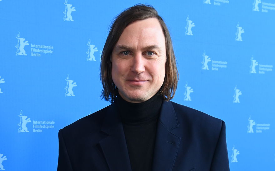 Lars Eidinger lächelt