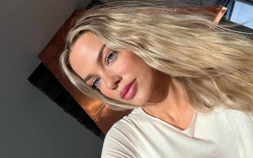 Laura Maria Rypa mit offenen Haaren Selfie