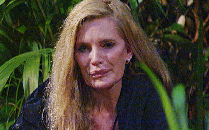 Mirja Du Mont weint