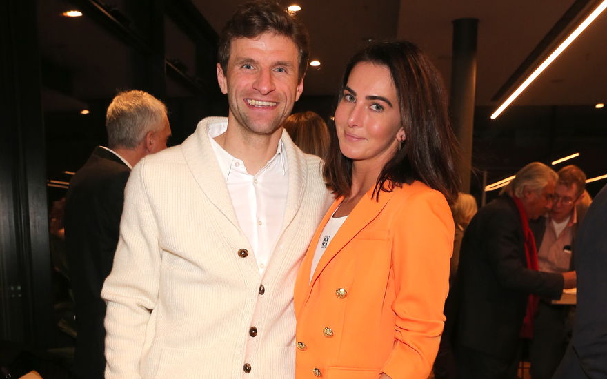 Thomas Müller lächelt mit Ehefrau Lisa im Arm