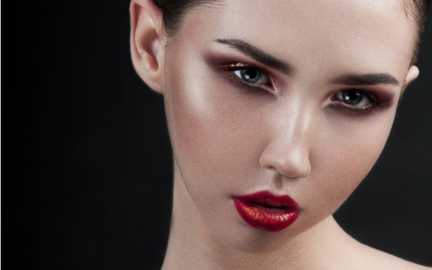Frau mit starkem Make-up im Gothic-Look