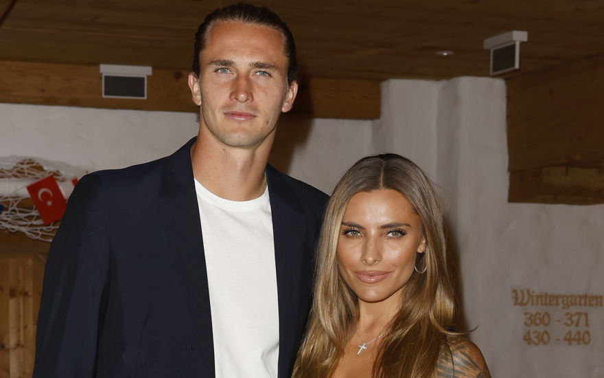 Alexander Zverev und Sophia Thomalla posieren zusammen